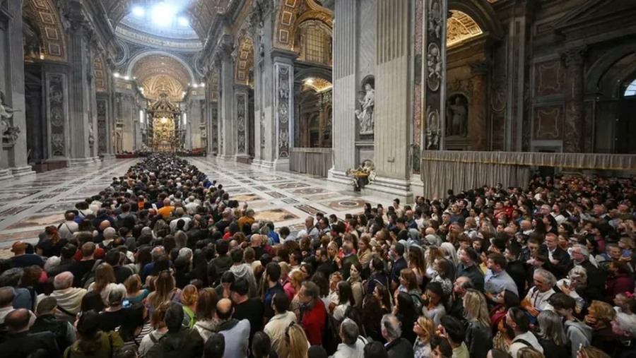 En la primera jornada del velatorio, 20.000 fieles de todo el mundo despidieron al Papa Francisco