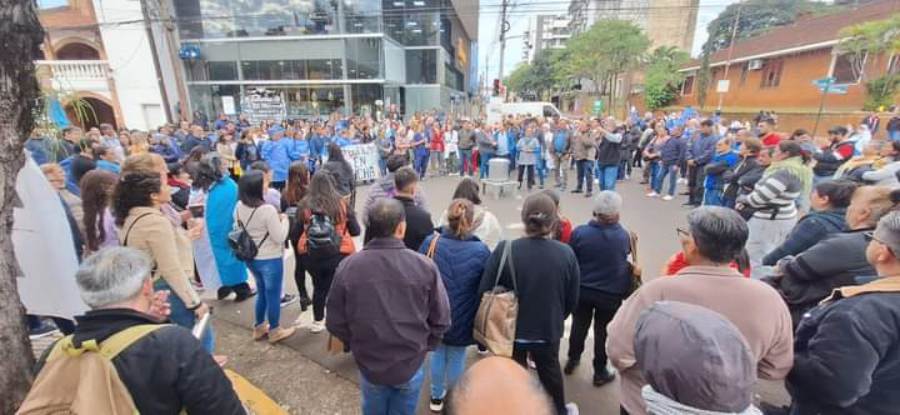 Posadas: Trabajadores de salud se manifestaron frente al Ministerio cortando el tránsito en la intersección de las calles; Junín y Tucumán en reclamo de aumento de haberes