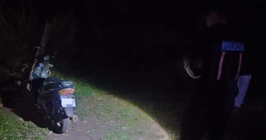 Cerro Azul: Un motociclista de 21 años resultó herido tras colisionar con una camioneta estacionada