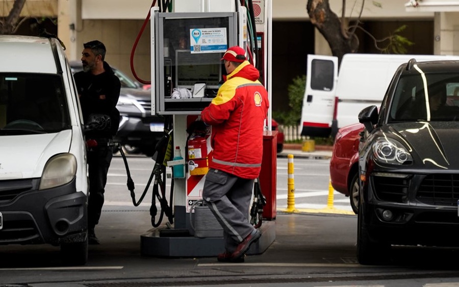 Sin esperar a Milei, Shell aumenta en promedio 15% la nafta y el gasoil en todo el país