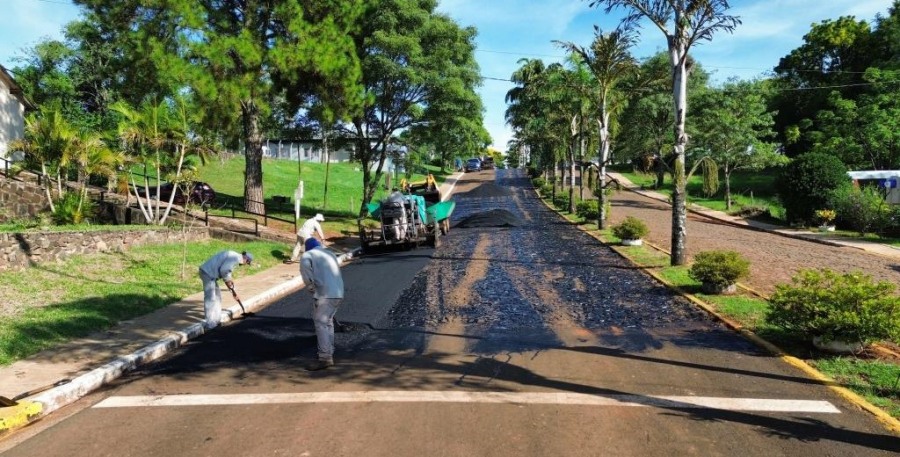 Misiones: La Dirección Provincial de Vialidad está asfaltando calles, a través el Programa Pavimento Urbano, en esta oportunidad es en el Municipio de Almafuerte