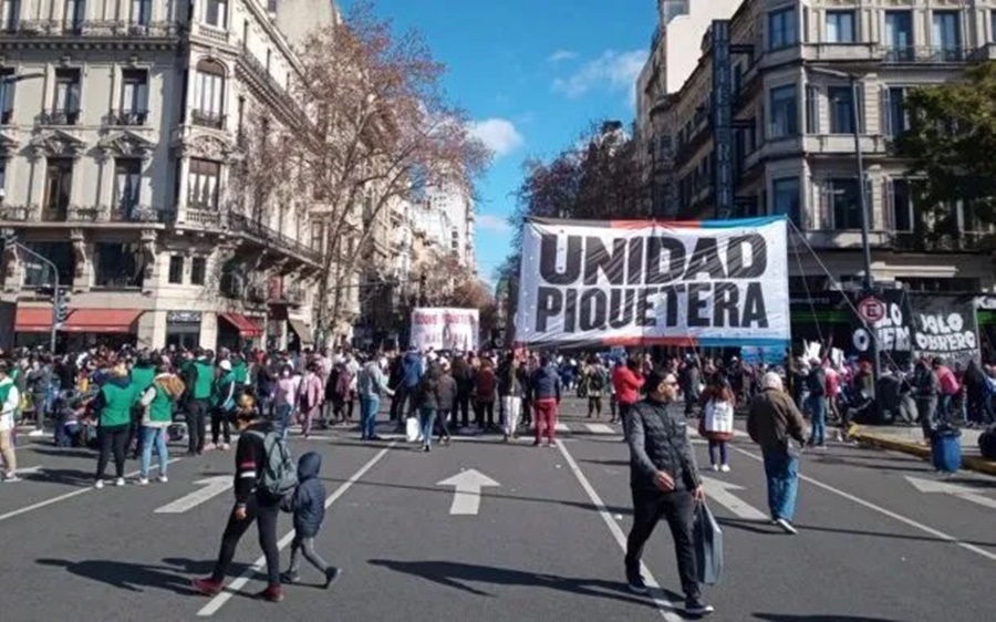 Antes del acampe, Victoria Tolosa Paz confirmó la baja de 100 mil planes y cruzó a los movimientos sociales: "No somos el ministerio de los piqueteros"
