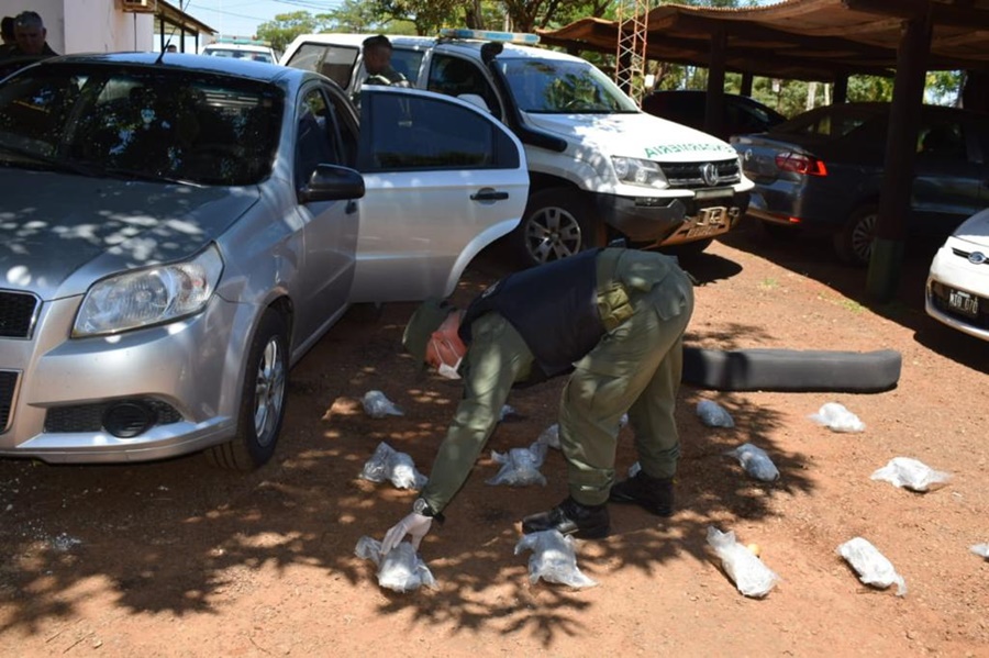 Gendarmes incautaron estupefaciente que era trasladado en el interior del tanque de combustible de un vehículo, manejado por paraguayo