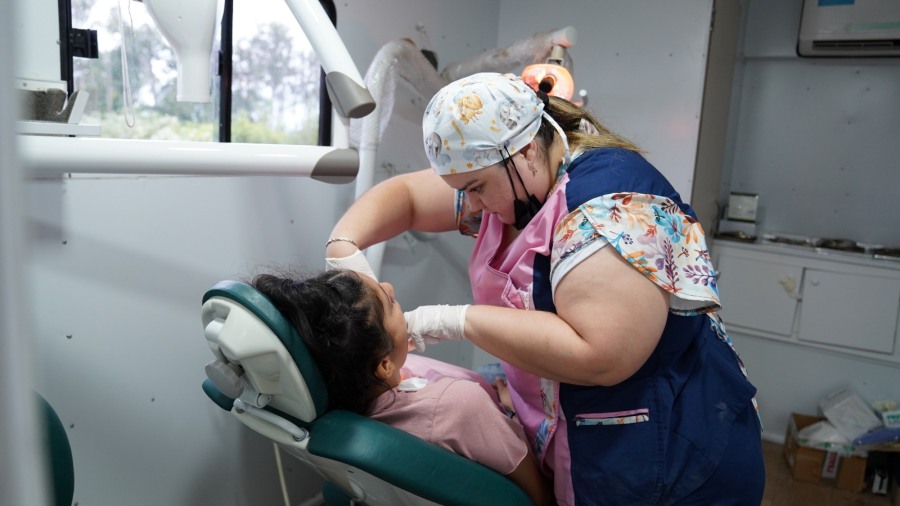 Apóstoles: Desde la Secretaría de Desarrollo Social Municipal brinda atención dental a gran numero de vecinos en su Primer Operativo Odontológico en los barrios