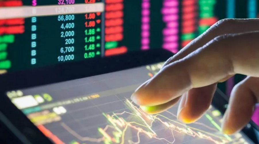 Bonos en pesos escalan 3%: De la mano de YPF y bancos, los ADRs saltan hasta 8% y el S&P Merval en dólares tiene su mejor día en 5 meses