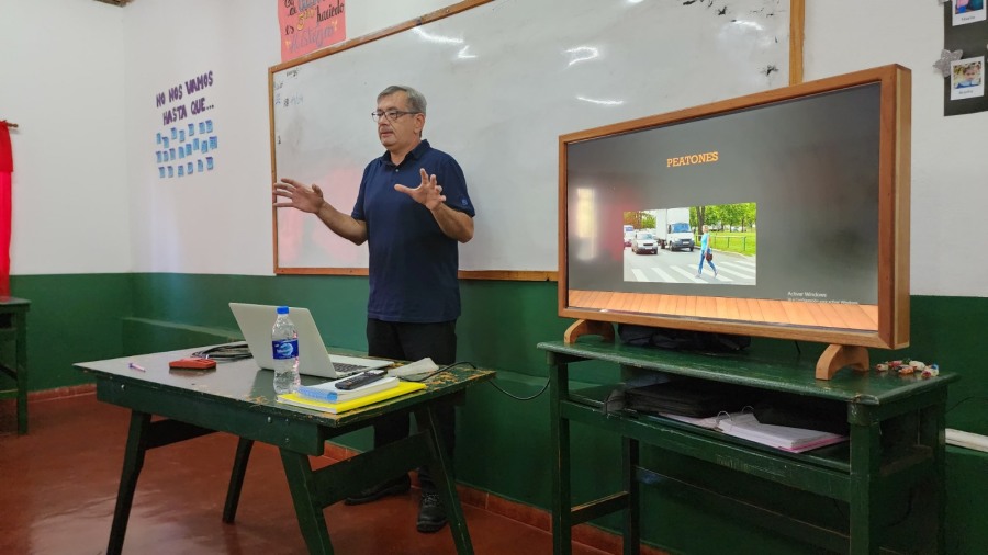 Apóstoles: Charlas de educación vial en las escuelas, con el objetivo es educar a los estudiantes sobre las normas, precauciones para transitar de manera segura, ya sea como conductores o peatones