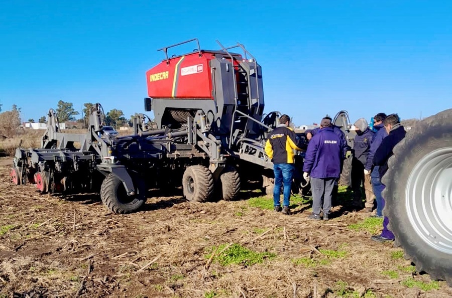 INDECAR inicia una serie de demostraciones a campo con sus sembradoras y fertilizadoras