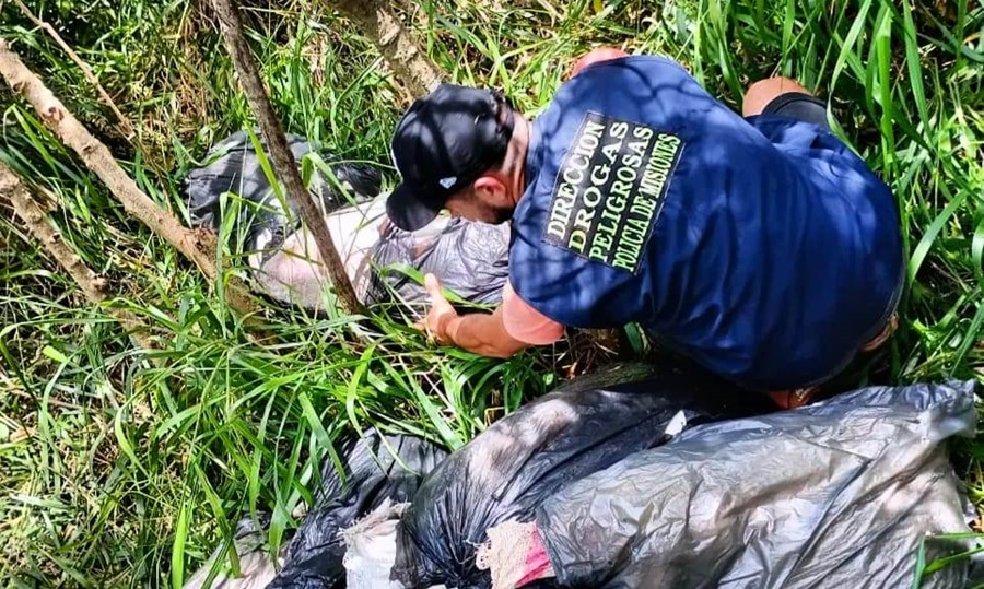 Agentes antinarcóticos de la Policía de Misiones incautaron cerca de cien kilos droga acopiada a la vera de la ruta