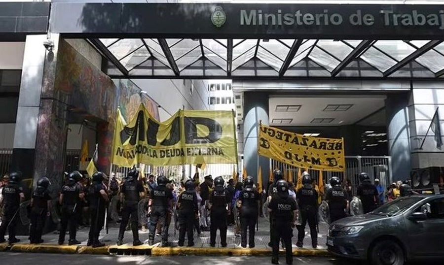 Sobre la vereda y sin cortar la calle: Raúl Castells encabeza la primera protesta contra el Gobierno de Javier Milei