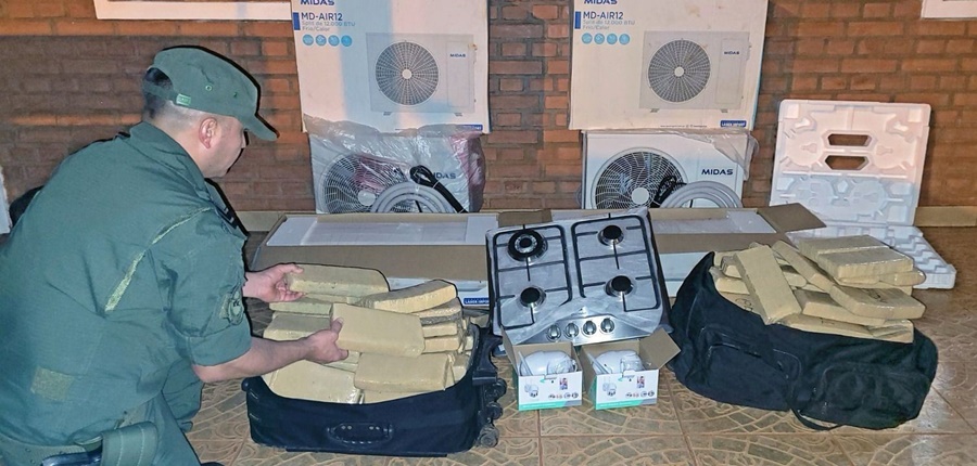 Operativo “Tres son multitud”: Detienen a una pareja que transportaba casi cien kilos de marihuana y mercadería de contrabando en Misiones