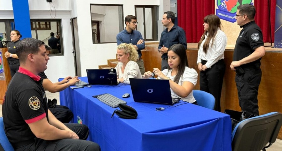 Policías de Apóstoles digitalizan su firma para agilizar trámites administrativos