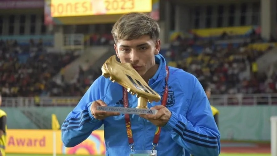 El delantero argentino Agustín Ruberto recibió la Bota de Oro del Mundial Sub 17 en Indonesia y es el séptimo argentino en la historia en ganarla