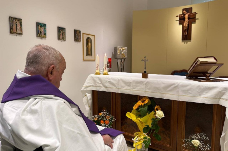 Esta es la primera foto del Papa Francisco desde que ingresó al Hospital