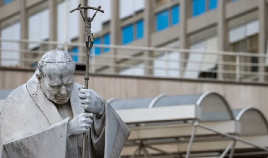 El Papa Francisco recibe en el Hospital Policlínico Gemelli de Roma al Cardenal Parolin para informarse de "algunas situaciones" del mundo