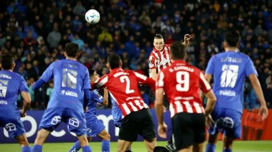 Estudiantes de La Plata pisó fuerte en Chile y goleó 3 a 0 a Universidad por la Copa Libertadores