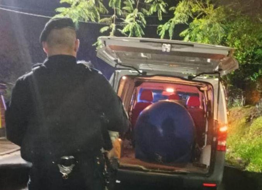 Secuestran peligrosa carga de 800 litros de combustible inflamable, que era transportado en la carrocería de una camioneta no habilitada para tal fin