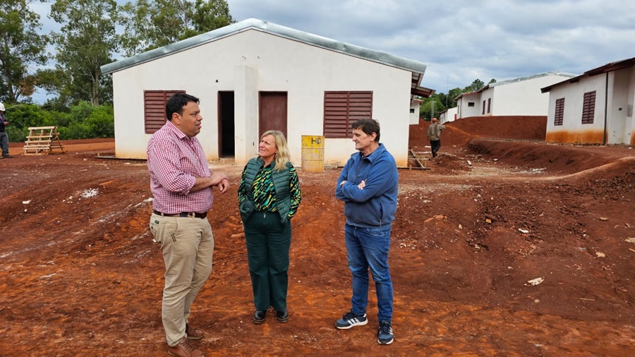 Más viviendas en Apóstoles: Un complejo de 60 viviendas compuesta por dos sectores, una de 42 y otra de 18 casas con un avance del 80%, estimando finalizar en los próximos 2 o 3 meses