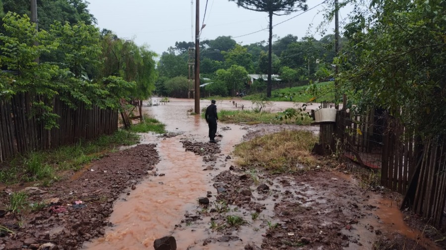 La Policía de Misiones realiza relevamientos y asiste a afectados por las inclemencias climáticas