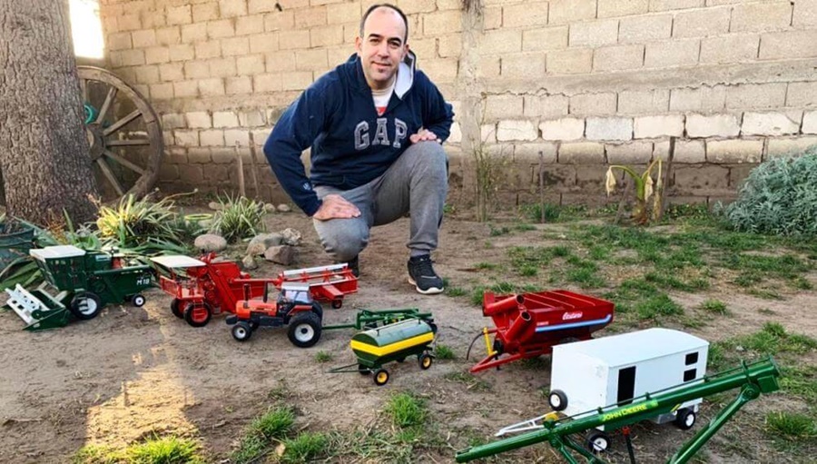 El artesano de las máquinas agrícolas: Las replicas de manera exacta en miniatura