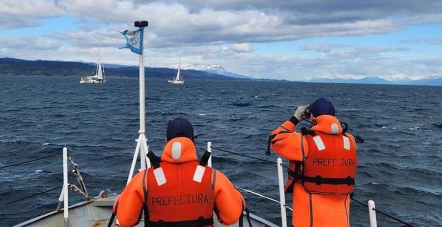Prefectura Naval Argentina asistió a una tripulante de un velero francés en medio de un temporal, en aguas del Canal Beagle