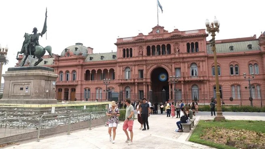 Tras la devaluación, Gobierno analiza aumentos en tarifas, combustibles y canasta básica