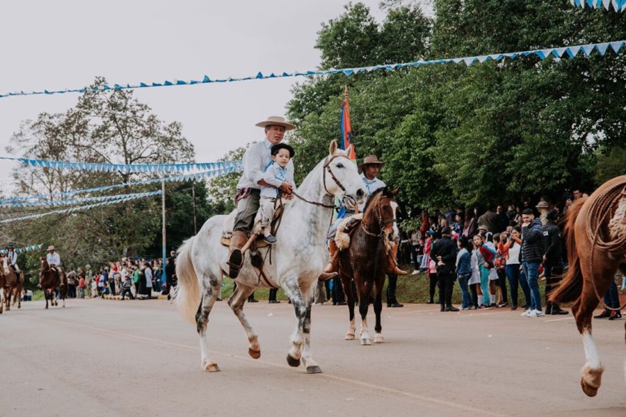 Misiones: Con desfile cívico militar y de las agrupaciones tradicionalistas, en la localidad de San Javier se realizó el acto central del 207° Aniversario de la Independencia