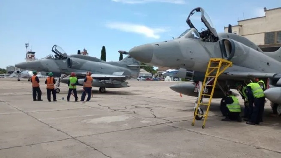 Custodiarán el espacio aéreo: Aviones, inhibidores de drones y radares, operativo de seguridad para la asunción de Javier Milei