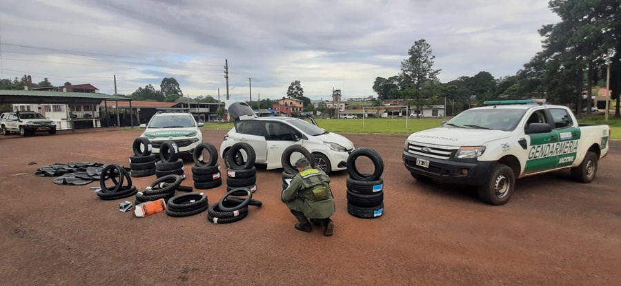 Incautación de cubiertas de distintas marcas y medidas, repuestos varios y cámaras para maquinaria agrícola, todos ellos de origen y procedencia extranjera