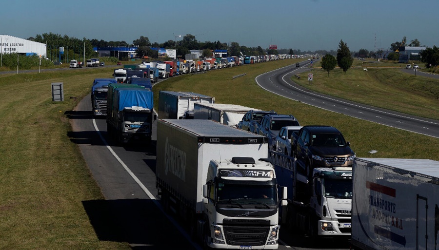 Transportistas, contra el Banco Central: Trabas al dólar complican fletes internacionales