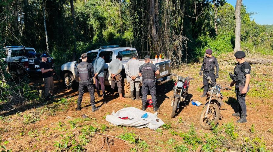 Misiones: Irrumpieron en una propiedad privada en la localidad de San Pedro y fueron detenidos y se le secuestró tres motocicletas y armas blancas