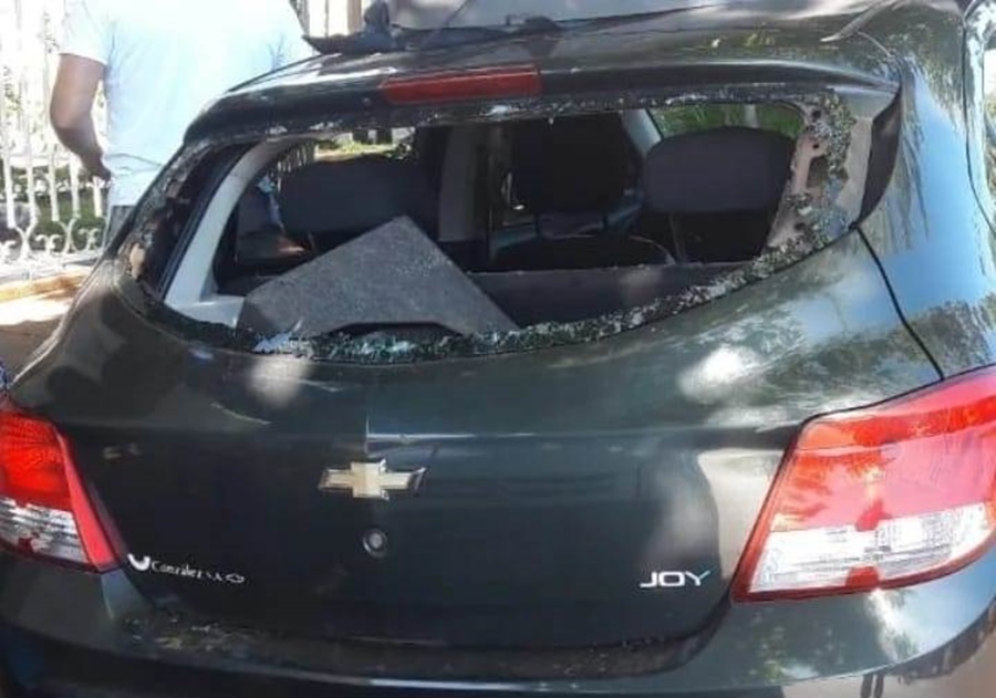 Posadas: Destrozó a martillazos el automóvil de su ex y terminó detenida