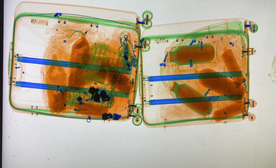 Una persona ocultaba ketamina y éxtasis en su equipaje: Recipientes que contenían los estupefacientes se hicieron evidentes bajo las imágenes de escáner