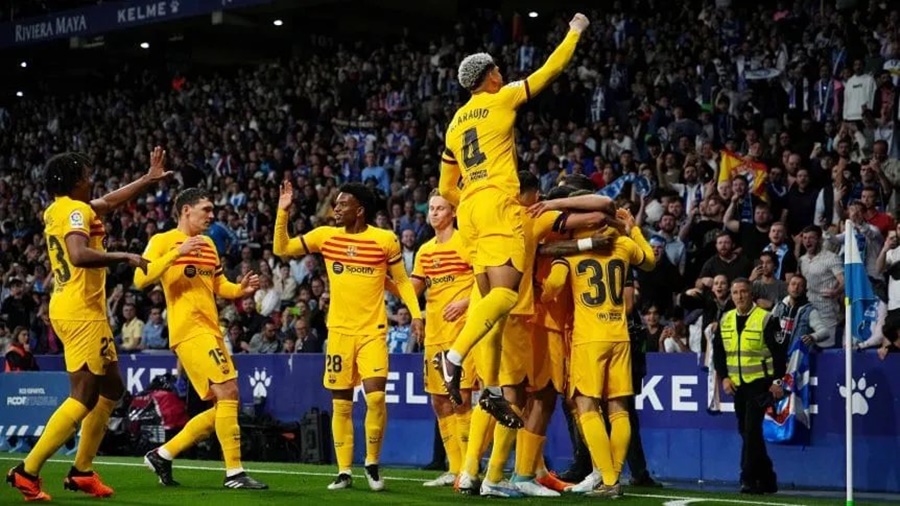 Barcelona se consagró campeón de La Liga de España tras la victoria en el derbi ante Espanyol
