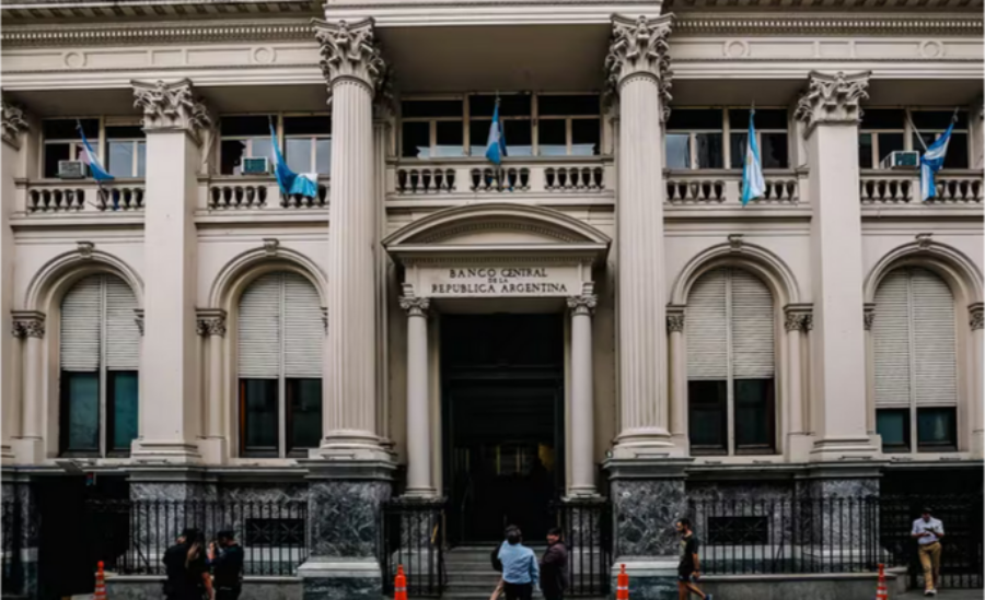 Tras el acuerdo por los “puts”, el Gobierno absorberá la deuda del Banco Central de la República Argentina y cerrará la última canilla de emisión de pesos