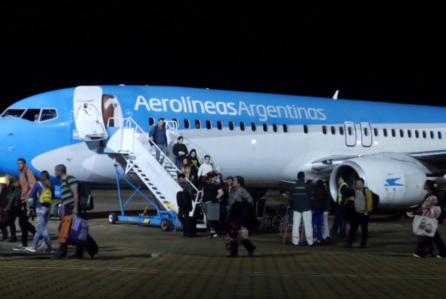 Más del avión de Aerolíneas Argentinas que aterrizó de emergencia en Posadas: Destacan el protocolo de seguridad