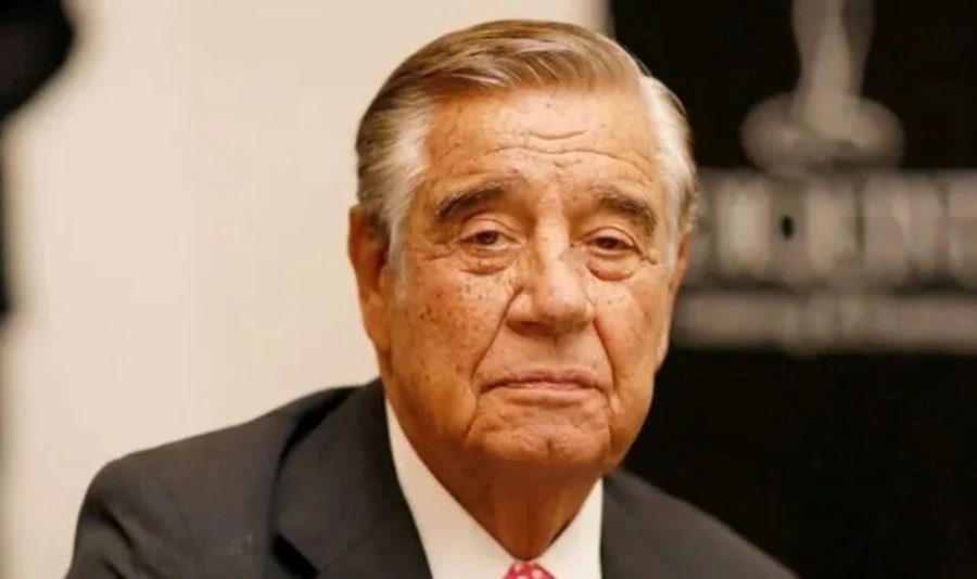 A sus 86 años, murió el empresario Constancio Vigil durante un vuelo a Miami