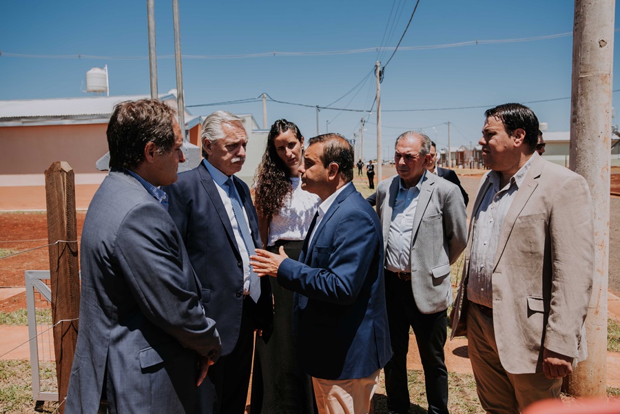 Posadas: Fernández y Herrera Ahuad entregaron 597 viviendas en el Barrio Itaembé Guazú, en el marco del Programa Casa Propia