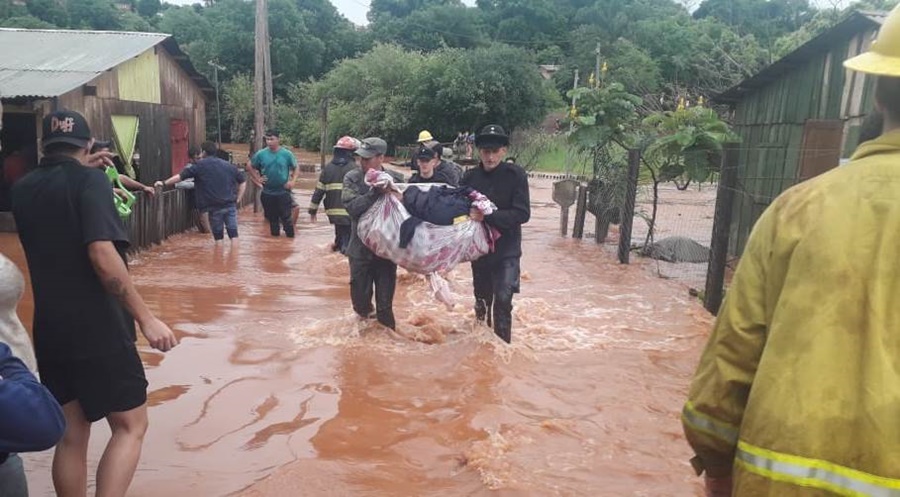 Misiones: Gendarmería Nacional colabora con los afectados por el desborde del Río Uruguay y las intensas precipitaciones