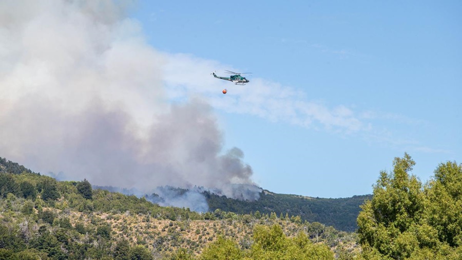 Hay 2.300 hectáreas quemadas: El viento complica el incendio en el Parque Nacional Los Alerces
