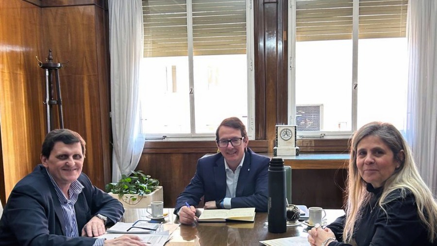 El Ministro Adolfo Safrán se reunió con funcionarios del Ministerio de Economía para avanzar en obras pendientes y la cancelación de deudas de la Nación hacia la provincia de Misiones