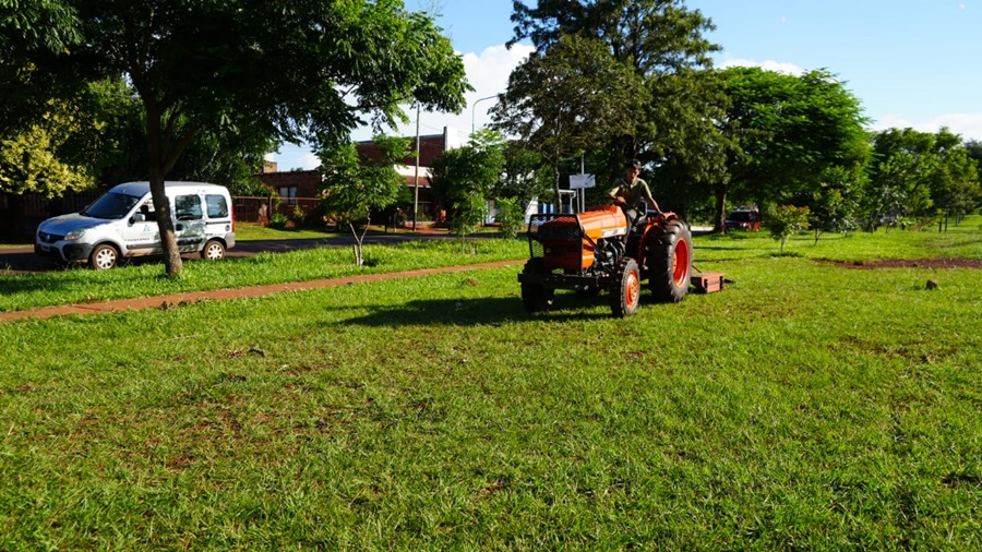 El Municipio misionero de Apóstoles trabaja en el corte de pasto con personal y maquinaria municipal, además de grupos terciarizados