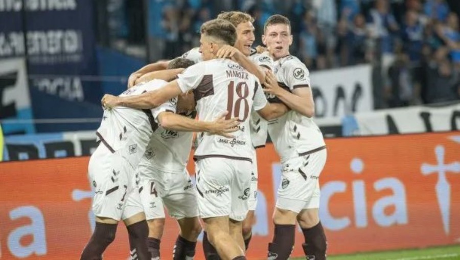 Liga Profesional de Fútbol: Racing Club y Platense igualaron 1 a 1 en el Cilindro de Avellaneda, pese al tempranero gol del "Calamar", al minuto de juego, la "Academia" logró rescatar un empate pero sigue lejos de Vélez Sarsfield