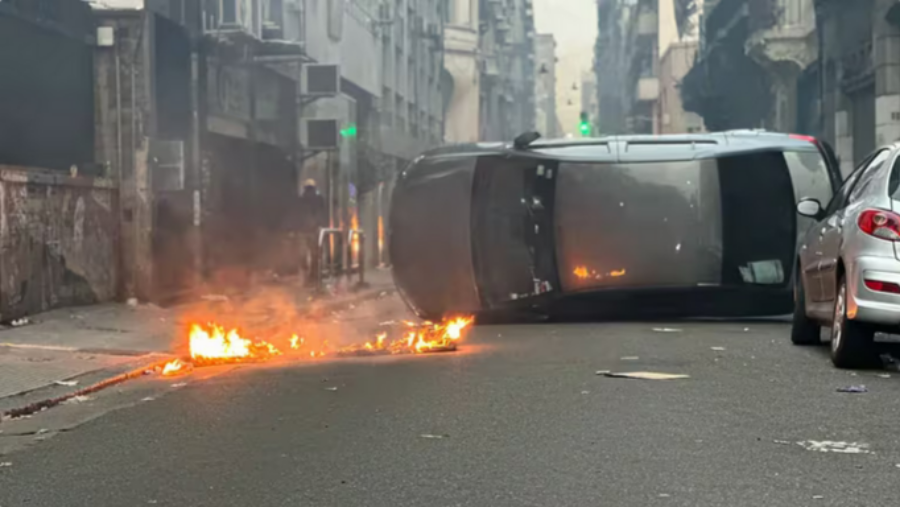 Violencia frente al Congreso: Manifestantes continúan atacando a la policía, prendieron fuego dos autos y hay cinco detenidos