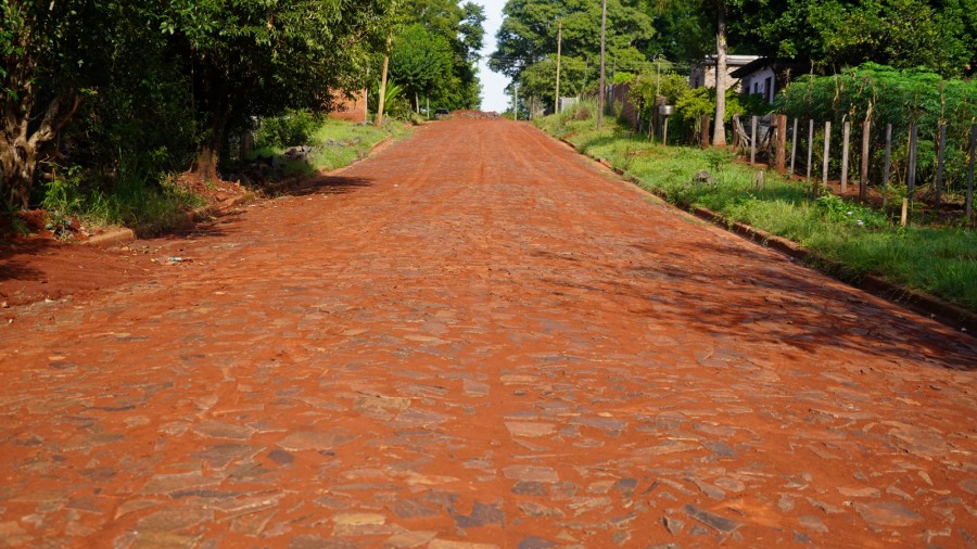 Apóstoles: Obras que mejora al Municipio, se están llevando a cabo trabajos de empedrado en los Barrios Estación y Santa Bárbara