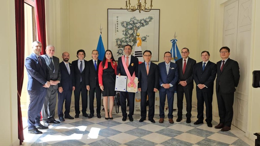Embajador de Azerbaiyán en Argentina, S.E. Ramzi Teymurov condecorado con la Orden al Mérito del Servicio Diplomático