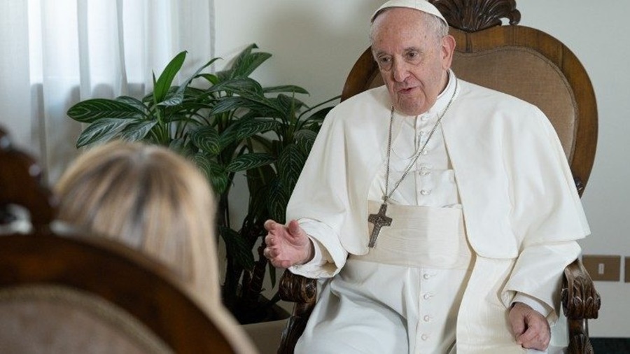 Las grandes enemigas del diálogo universal son las guerras, lamentó el Papa