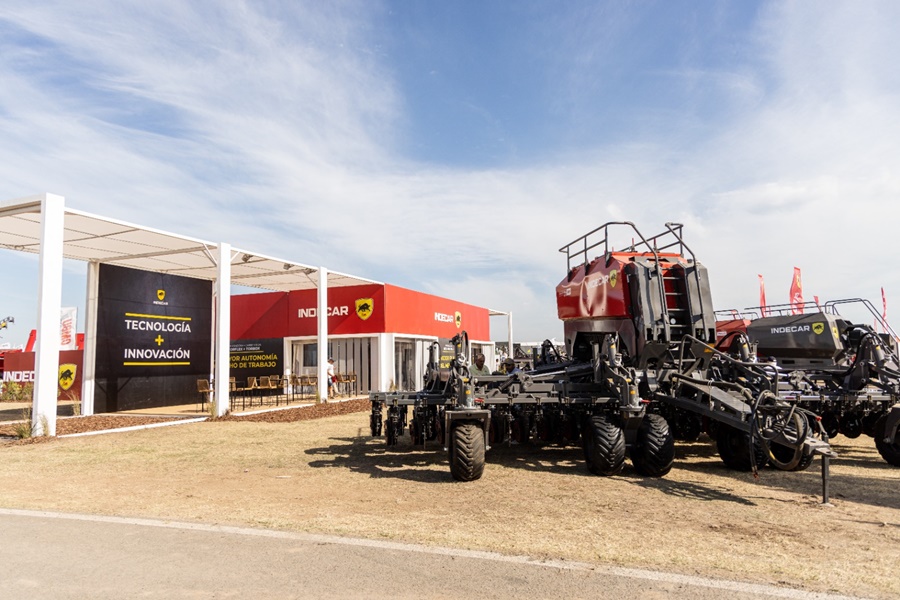 INDECAR presentó en ExpoAgro la sembradora más grande del mercado, la Torflex 2 posee una tolva de casi 17.000 litros para semillas y fertilizantes y un ancho de labor de hasta 18 metros
