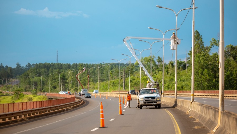 La Dirección Provincial de Vialidad y Energía de Misiones ponen a a nuevo el sistema lumínico del puente sobre el Arroyo Yabebiry
