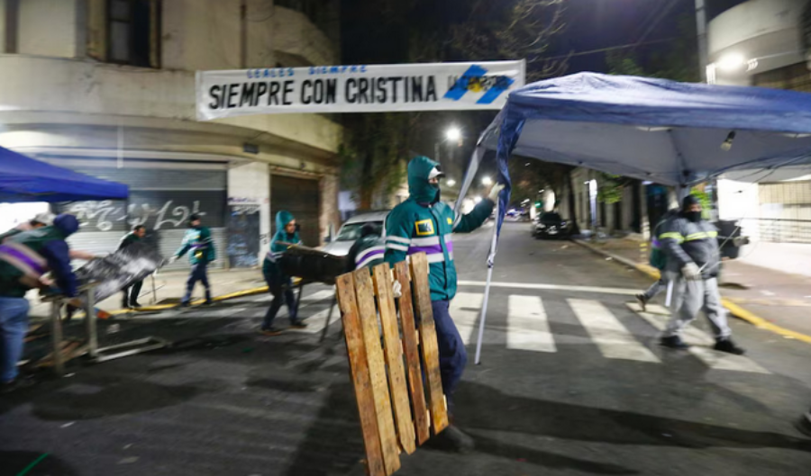 La Policía de CABA desalojó a los militantes que acampaban frente al departamento de CFK en Barrio de Constitución, fuentes oficiales aseguran que “no se reprimió a nadie”