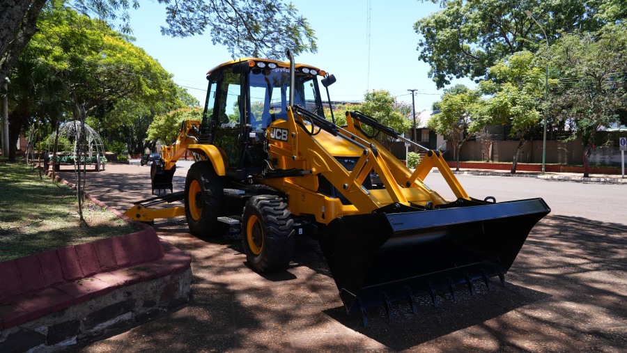 Misiones: El Municipio de Apóstoles incorpora nueva cargadora frontal con retroexcavadora, con el objetivo de mejorar la eficiencia y calidad de los servicios que presta a la comunidad